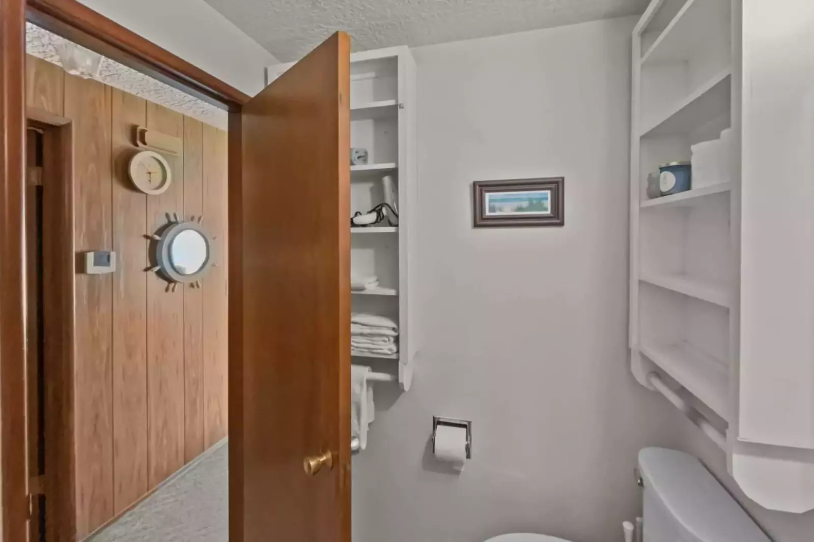 With 2 full bathrooms everyone staying here has ample privacy.