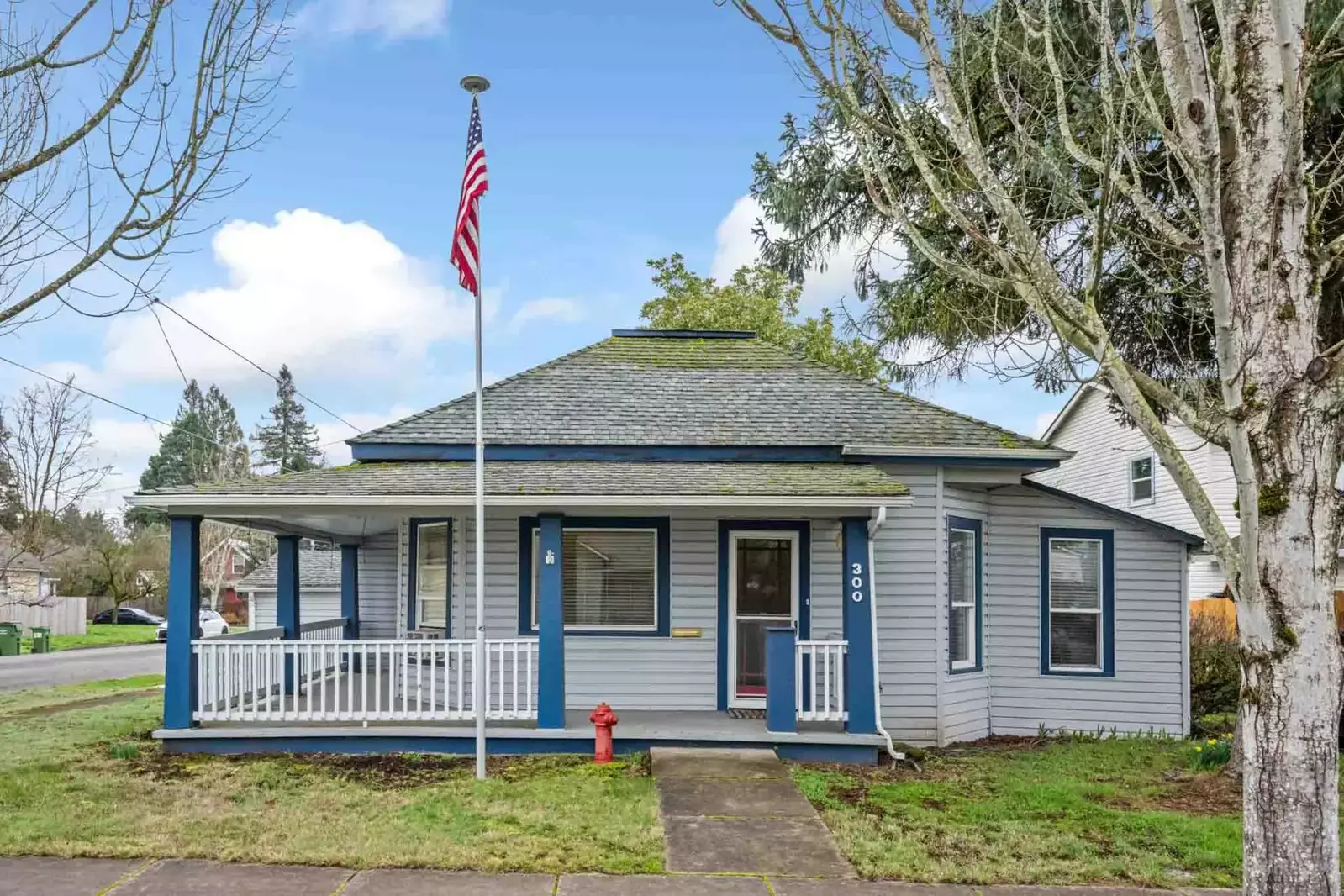 This historic rental is right next to downtown Newberg. Wine tasting, antiquing, fine dining, live music, and more are just a short walk away.