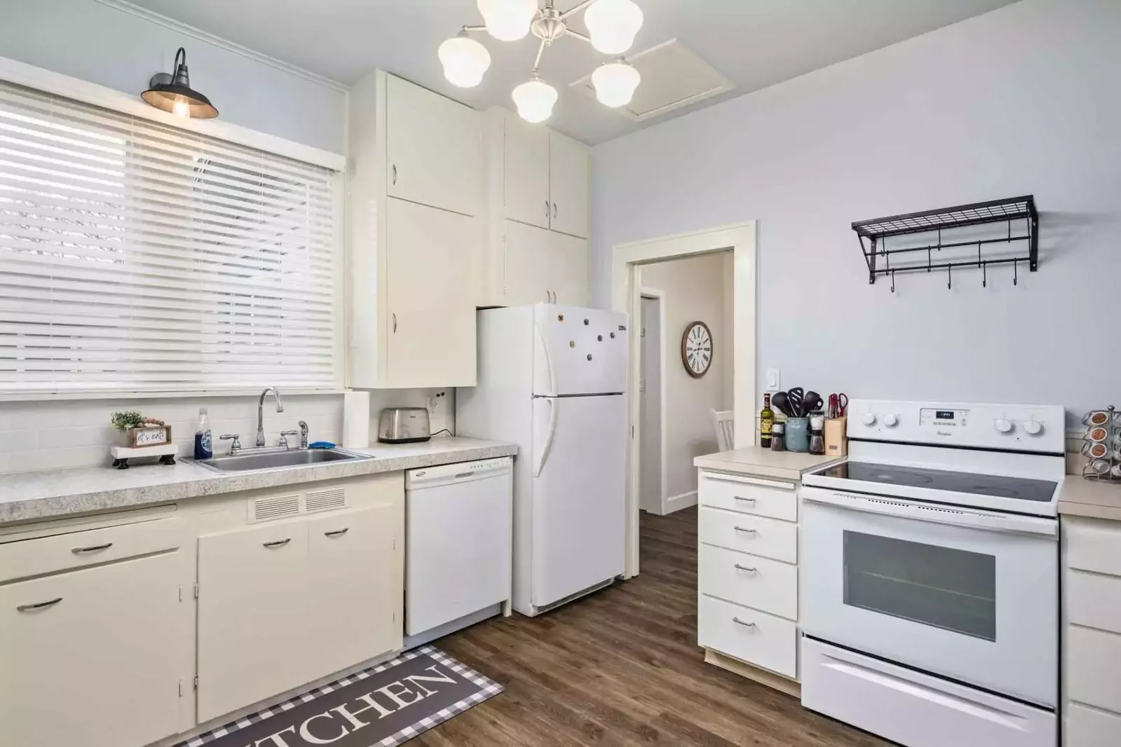 Guests can cook a feast in this fully equipped kitchen.