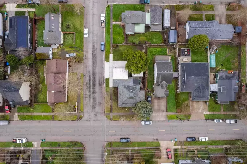 This rental is a short walk from downtown, but is located in a quiet and peaceful neighborhood. The perfect spot for a relaxing vacation.