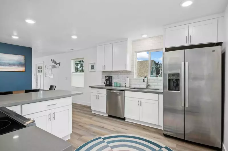 Cook delicious meals for breakfast, lunch, and dinner in this fully equipped kitchen. We suggest grabbing some seafood from a local market.