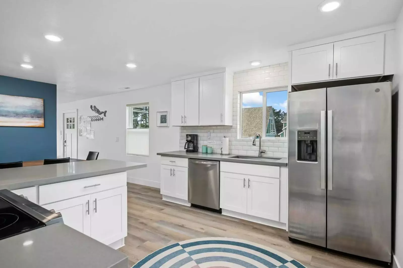 Cook delicious meals for breakfast, lunch, and dinner in this fully equipped kitchen. We suggest grabbing some seafood from a local market.