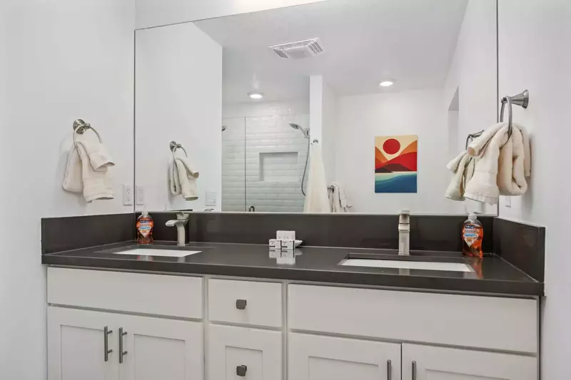 With 2 full bathrooms everyone staying here has ample privacy.