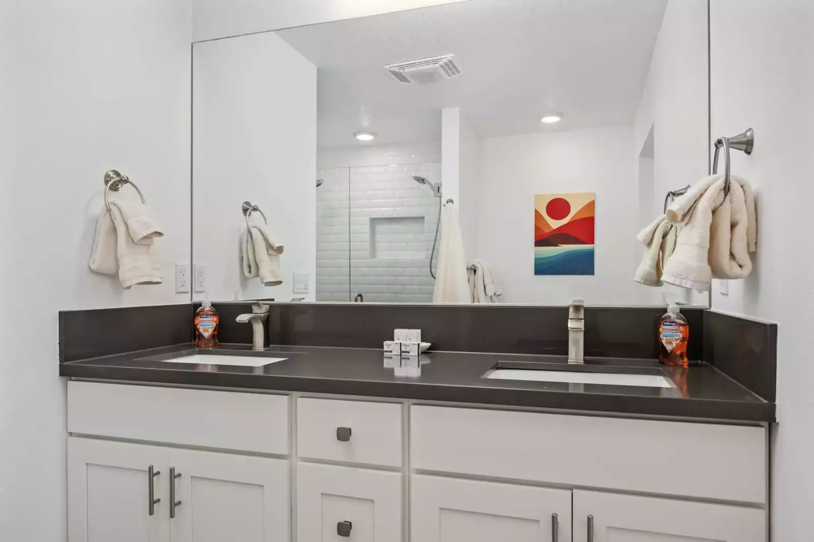 With 2 full bathrooms everyone staying here has ample privacy.