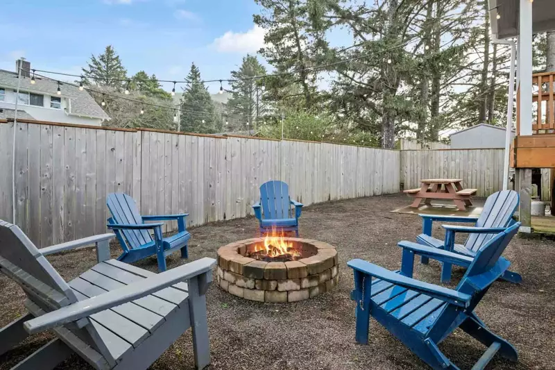 "Nice house. Nice BBQ and fire pit." - Kit