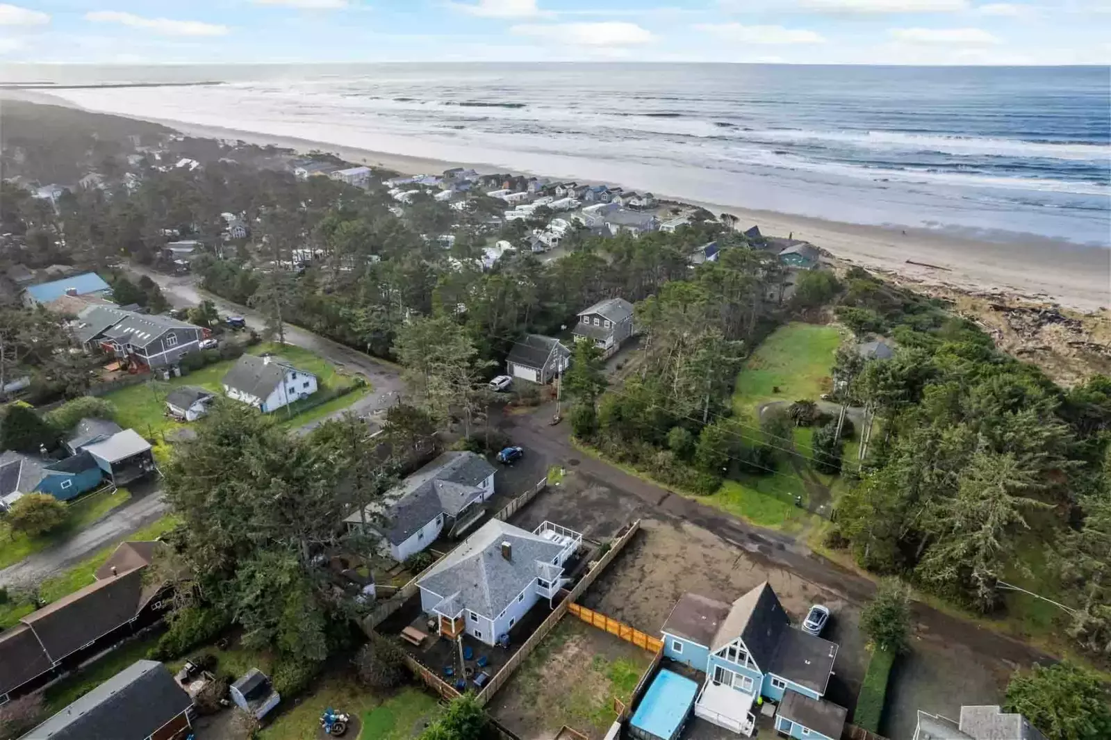 The Oregon Coast is full of natural wonders. We are happy to recommend our favorite hikes, parks, tidepools, and more.