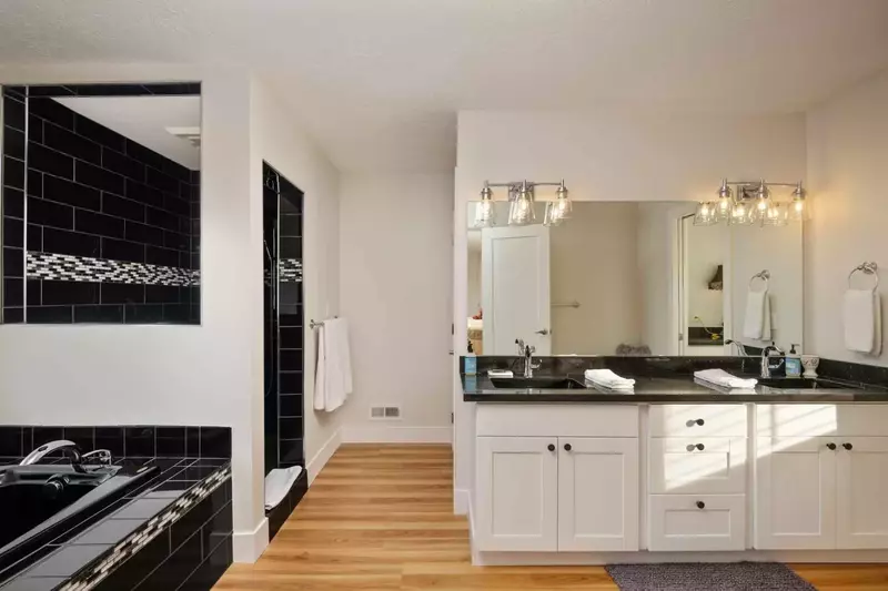 With 5 full bathrooms everyone staying here has ample privacy.