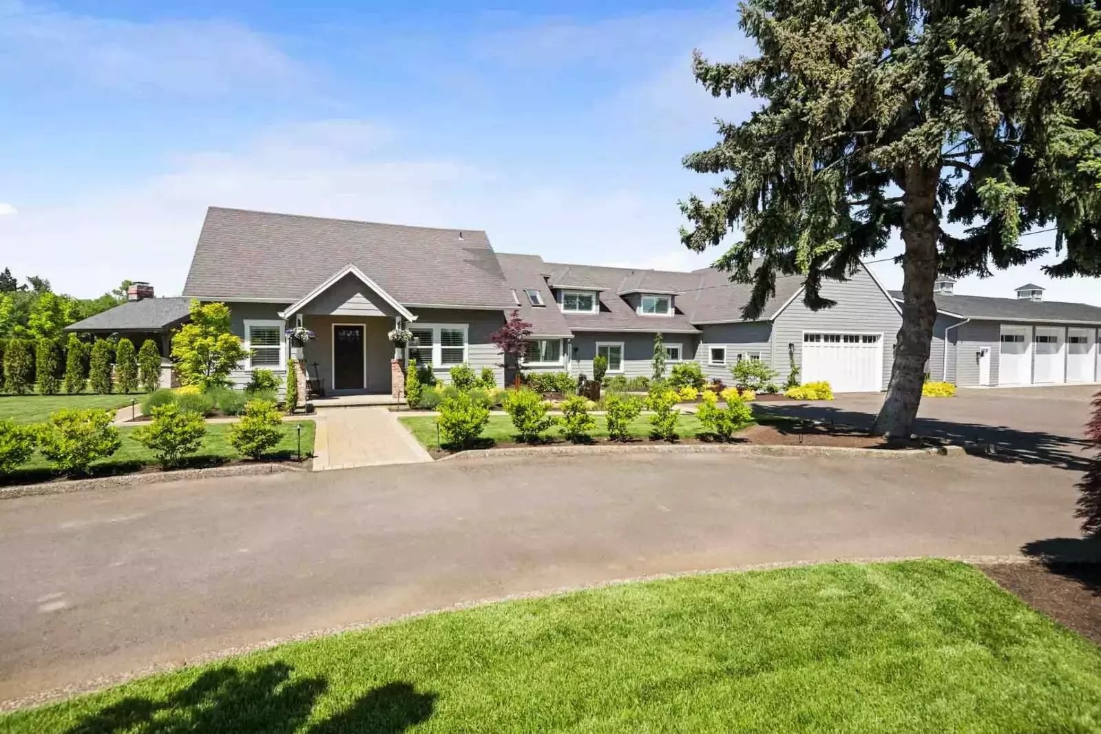 Orchard's Hideaway is between Salem, Portland, the Willamette Valley, Mt Hood, Silver Falls, and so much more. A perfect basecamp for a PNW adventure.