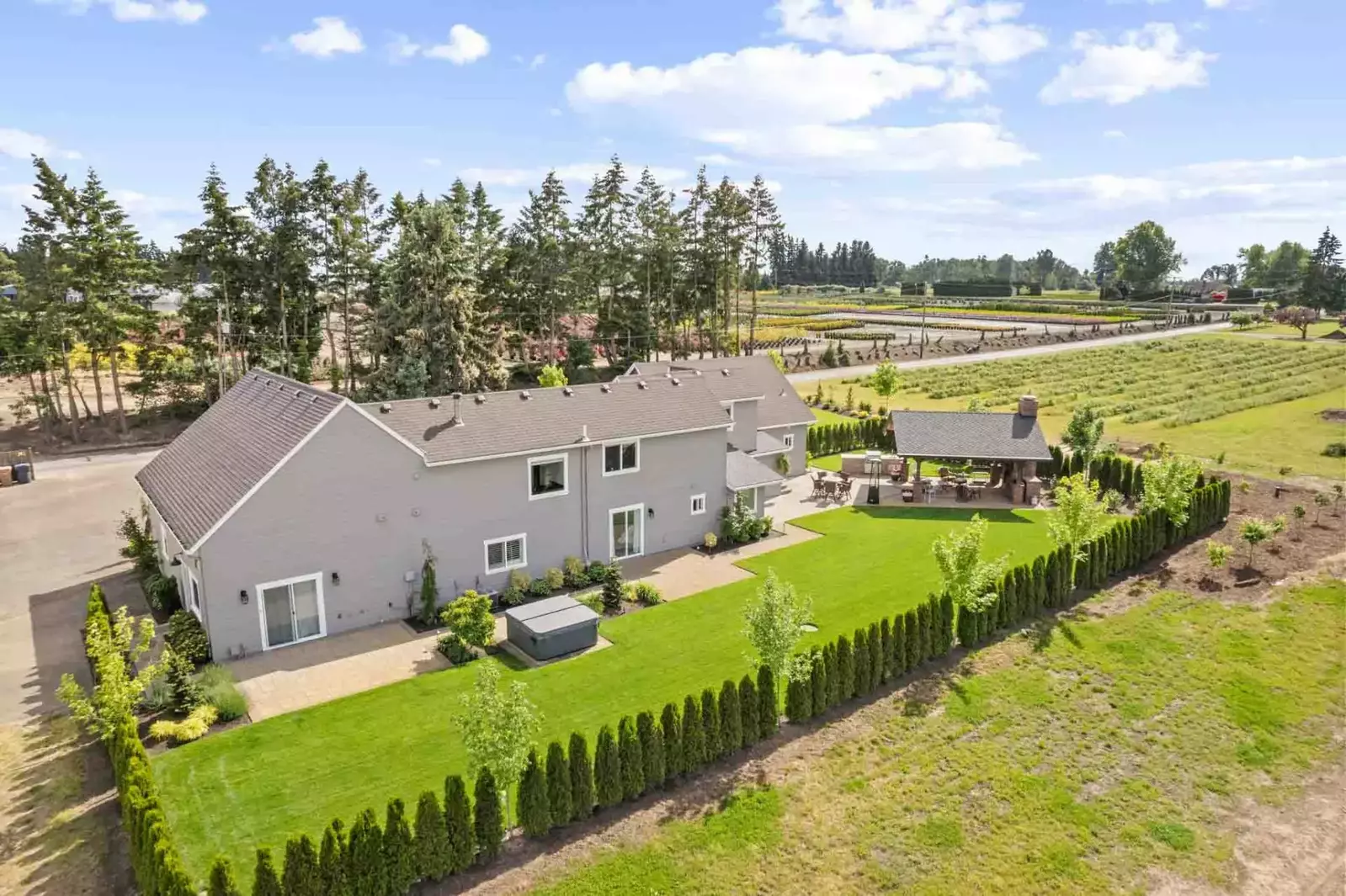 "Our group loved our stay in Aurora. The house was beautiful and very nicely kept with everything we needed for a comfortable stay." - Maximo