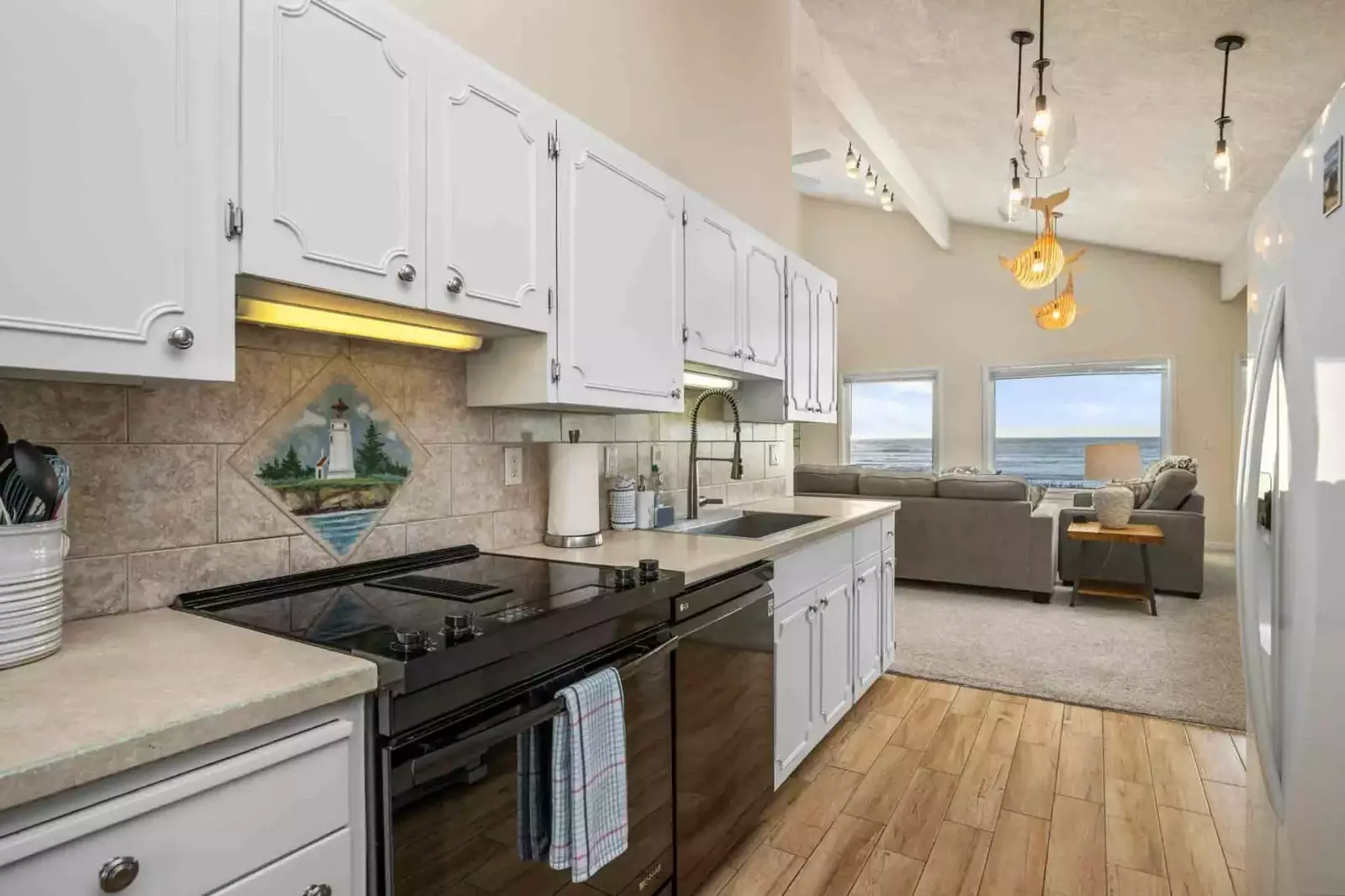 Cook delicious meals for breakfast, lunch, and dinner in this fully equipped kitchen. We suggest grabbing some seafood from a local market.