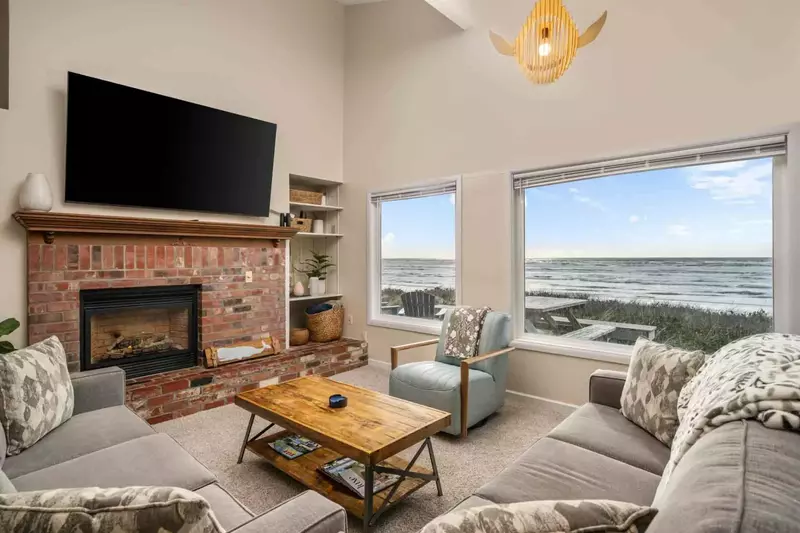 "Thank you for the fabulous home!! Wonderful views and great hot tub!! Sitting in the heat and looking at the stormy ocean was the highlight"-Gretchen