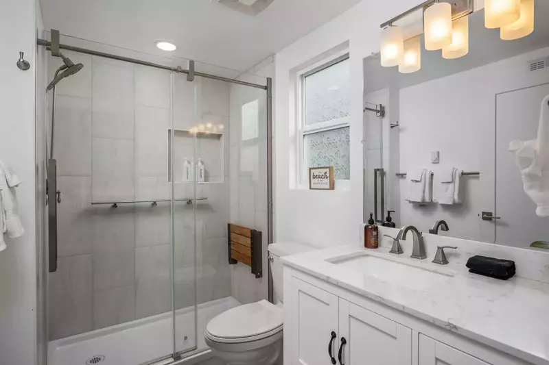 With 4 full bathrooms everyone staying here has ample privacy.