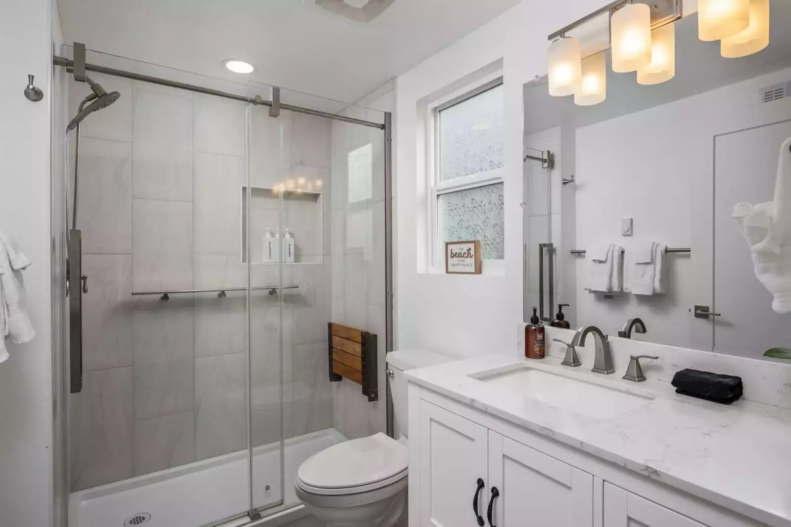 With 4 full bathrooms everyone staying here has ample privacy.