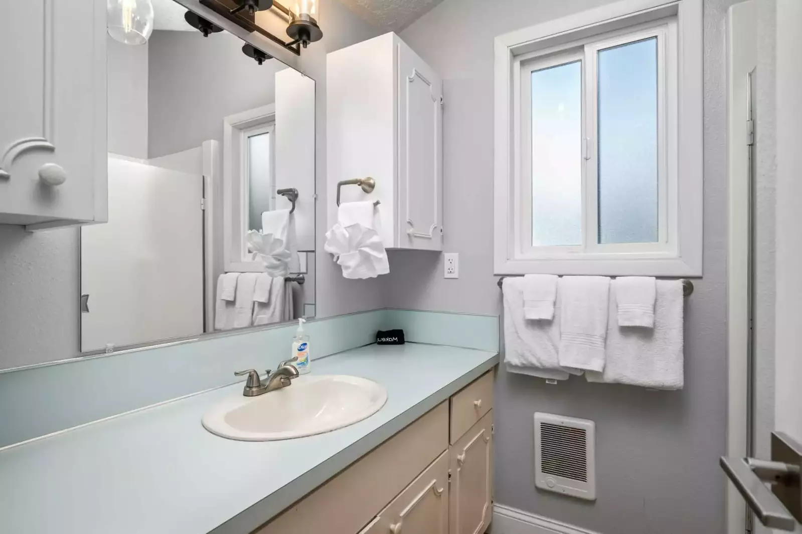 "Beautiful house, very close to the beach.  The house had everything we needed.  Check in was easy.  10/10 recommend  Would come back again" -Berenice