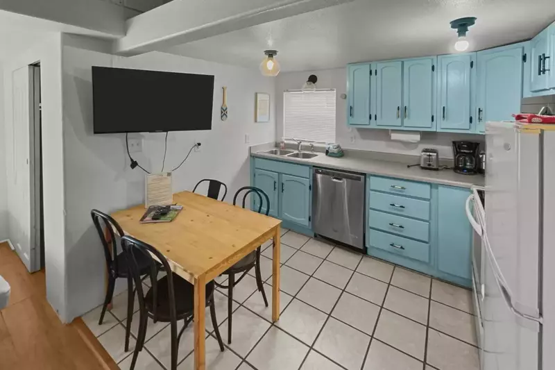 This motel unit features a full standard kitchen. Enjoy a home cooked meal while exploring the coast.