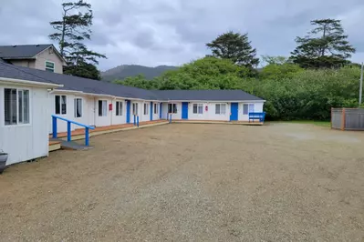 The Sea Haven Motel is located right on the iconic Oregon Coast Highway just a short walk from the beach.