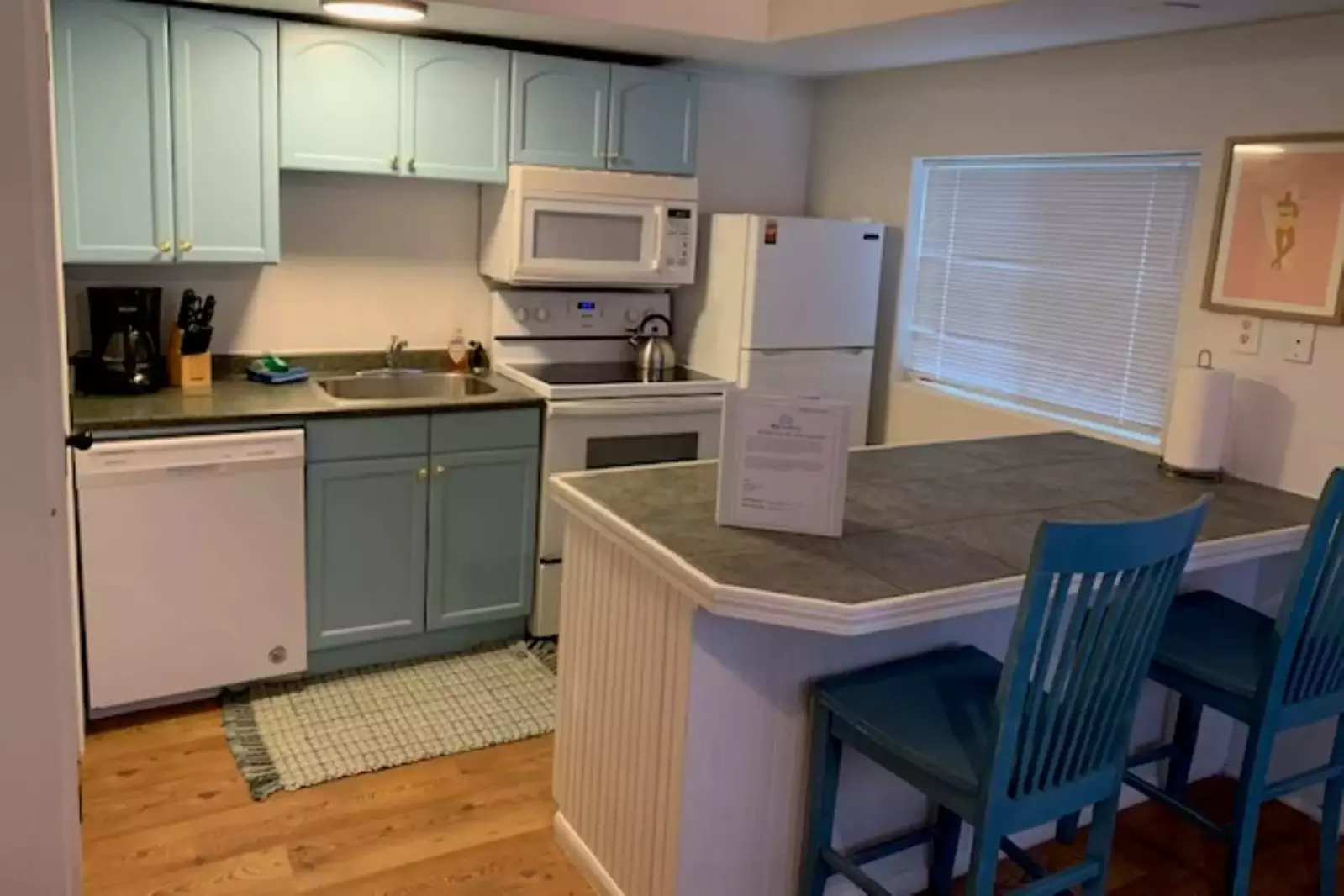 This motel unit features a full standard kitchen. Enjoy a home cooked meal while exploring the coast.