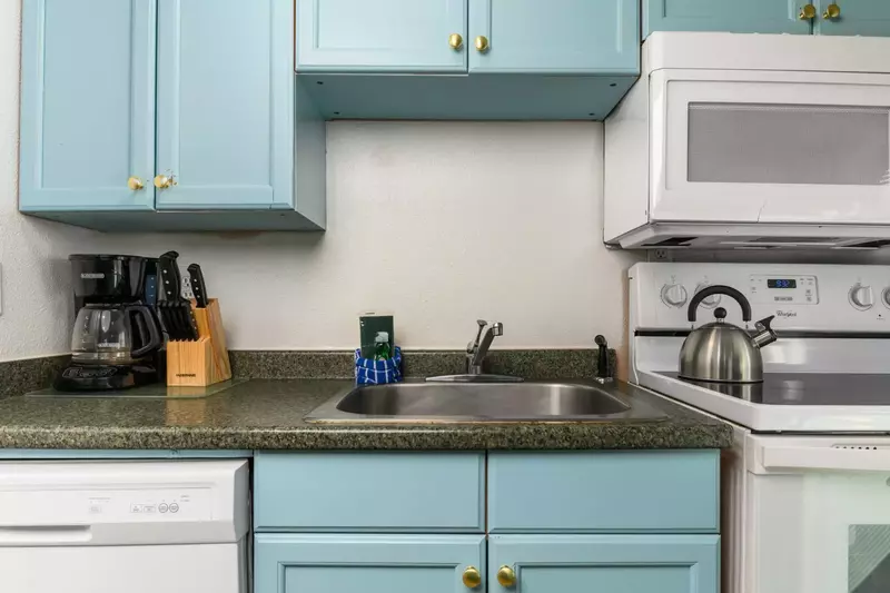 Coffee lovers are in luck as this rental provides coffee. There are also cute cafes in town!