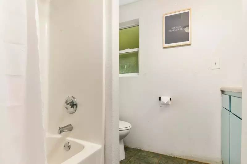 "The place was lovely as an anniversary get away. It was an easy walk from the place to the beach. I was so glad" - Gabrielle