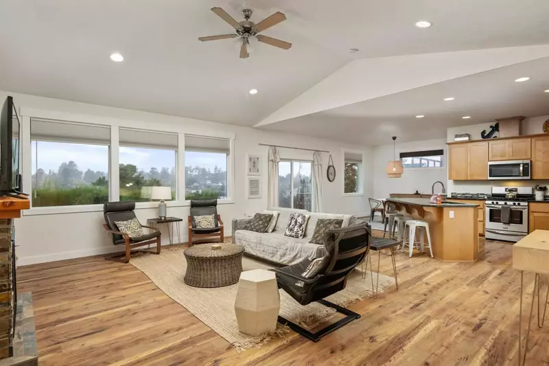 Welcome to Lakeview Dunes! Please enjoy this one of a kind Oregon Coast retreat!