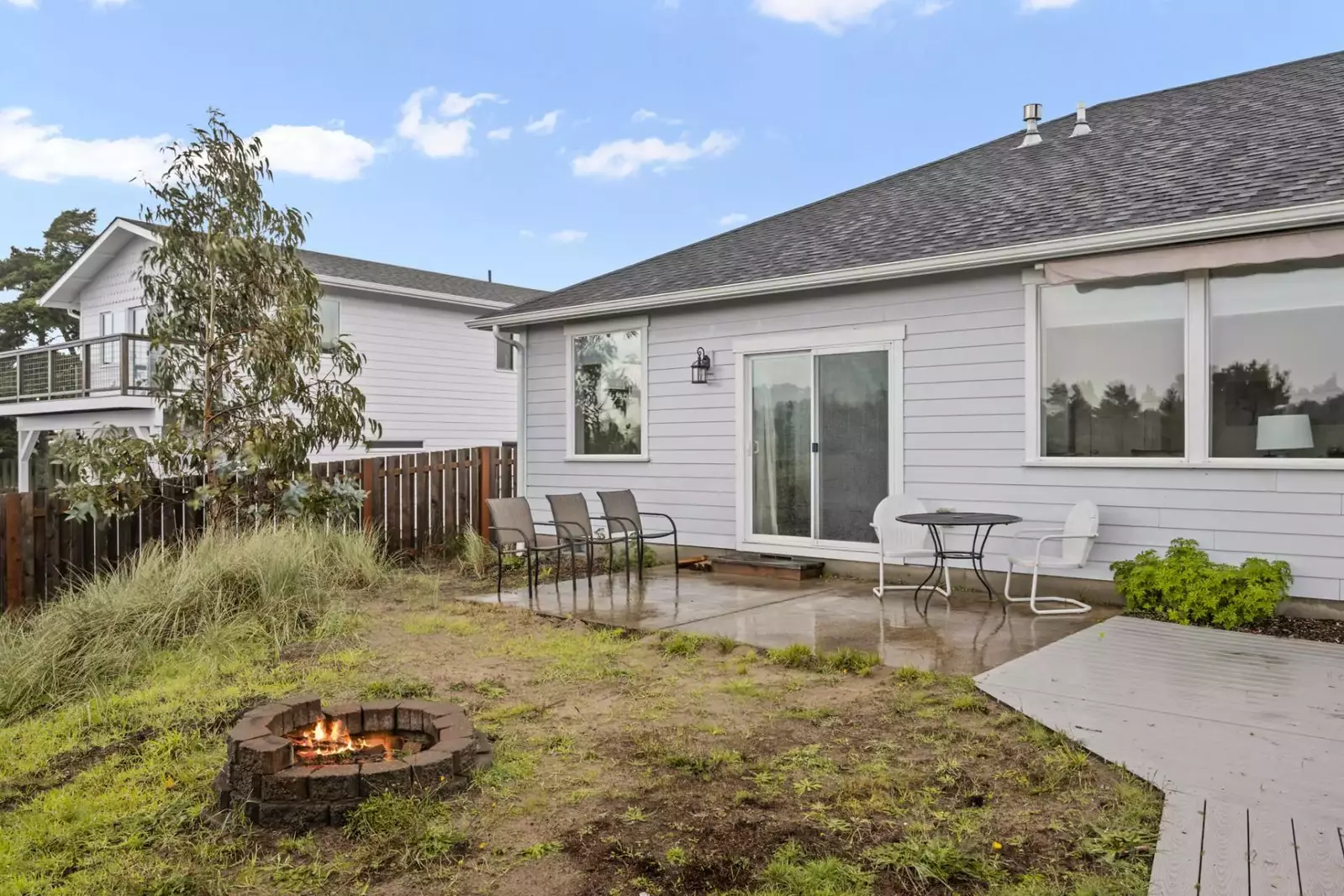 Comfortable house with well appointed kitchen. Would easily sleep 6. Guests can quickly drive to surrounding sites and great for beach walks -Kathleen