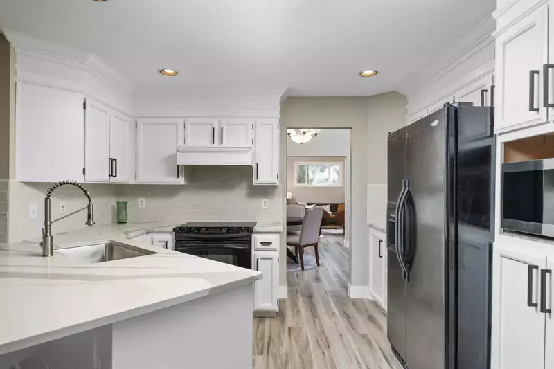 Cook delicious meals for breakfast, lunch, and dinner in this fully equipped kitchen. We suggest grabbing some seafood from the coast!