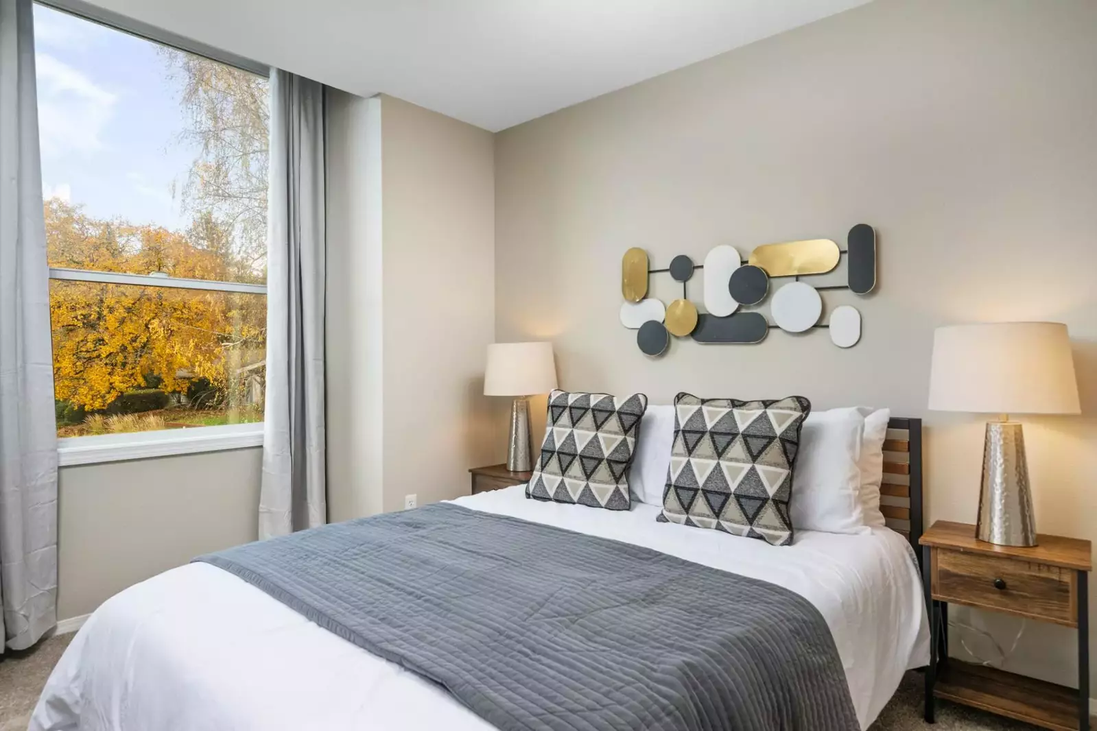 "I spent a week here and we loved it , beautiful & peaceful home. Exactly what is shown on pictures" - Traysy