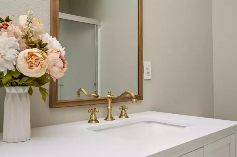 "My stay here was awesome. The place was very clean and roomy. I would definitely stay here again and i highly recommend the place" - Le