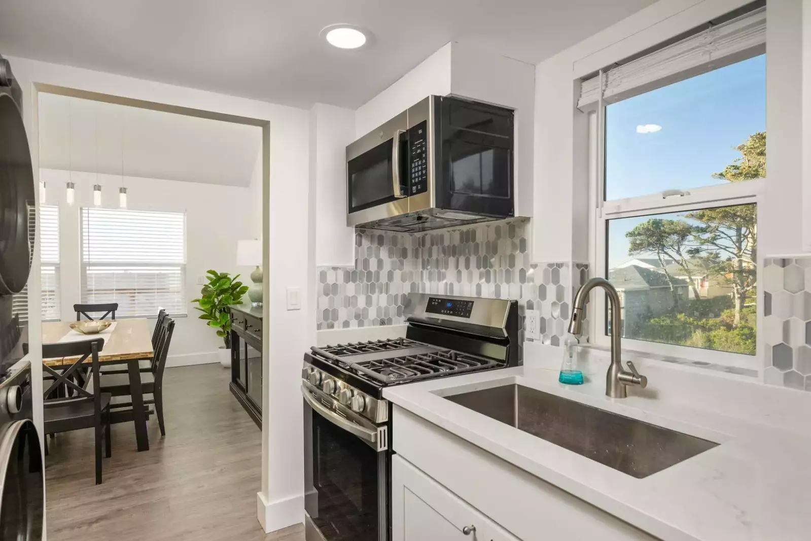 Cook delicious meals for breakfast, lunch, and dinner in this fully equipped kitchen. We suggest grabbing some seafood from a local market.