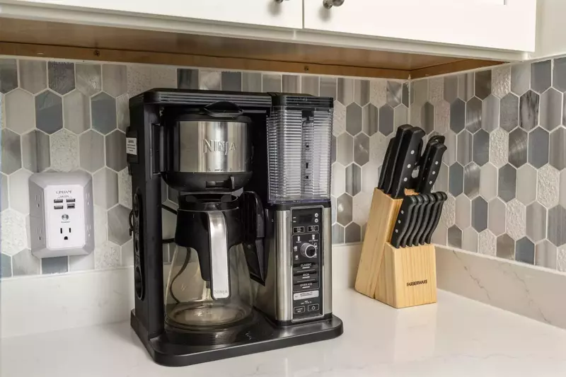 Coffee lovers are in luck as this rental provides coffee. There are also cute cafes in town!