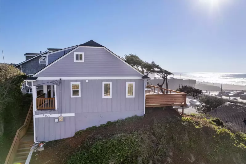 Shore Thing is located right near the lovely Lincoln City beach at the south end Devils Lake.