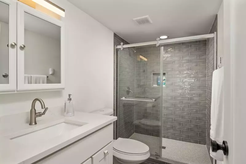 With 2 full bathrooms everyone staying here has ample privacy.