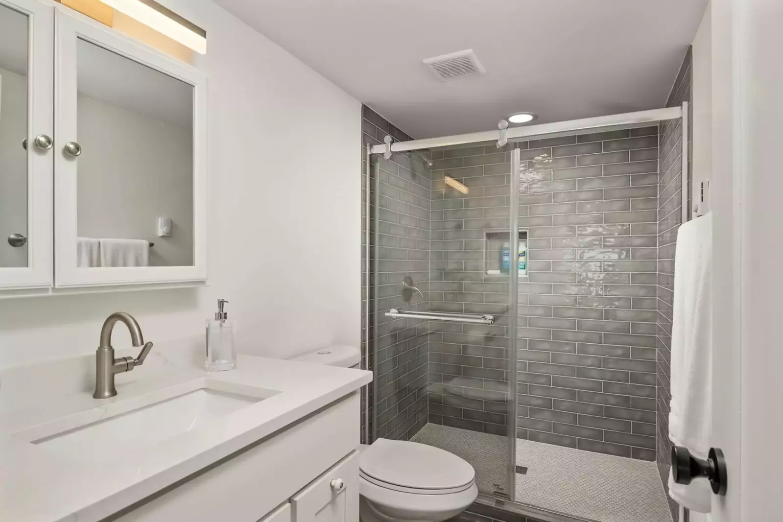 With 2 full bathrooms everyone staying here has ample privacy.