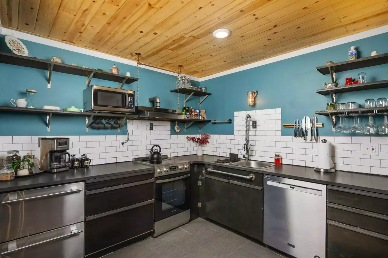 Cook delicious meals for breakfast, lunch, and dinner in this fully equipped kitchen.