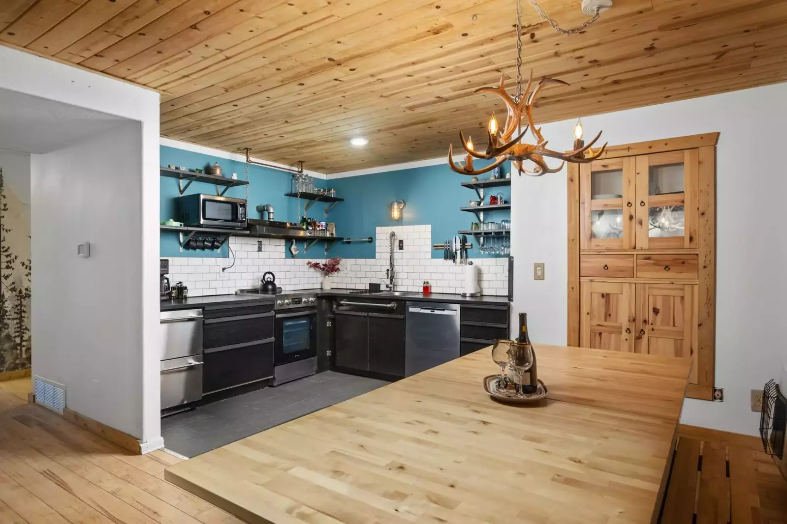 "The kitchen was fully equipped with everything we needed and there was an indoor and outdoor fire place. Such a cozy escape" - Chelsea