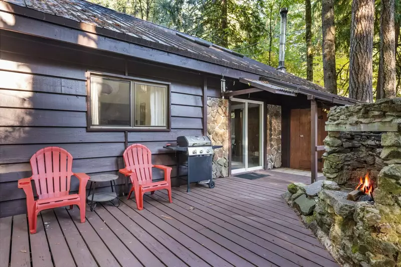 "We had a great stay at this cabin. Close to the town of rhododendron."  - Todd