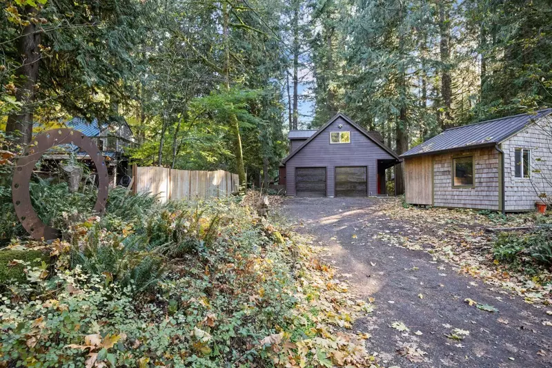 "The cabin was in a great location, tucked back to provide a quiet peaceful retreat. It's about 10 minutes to Mt. Hood Skibowl" - Nikki