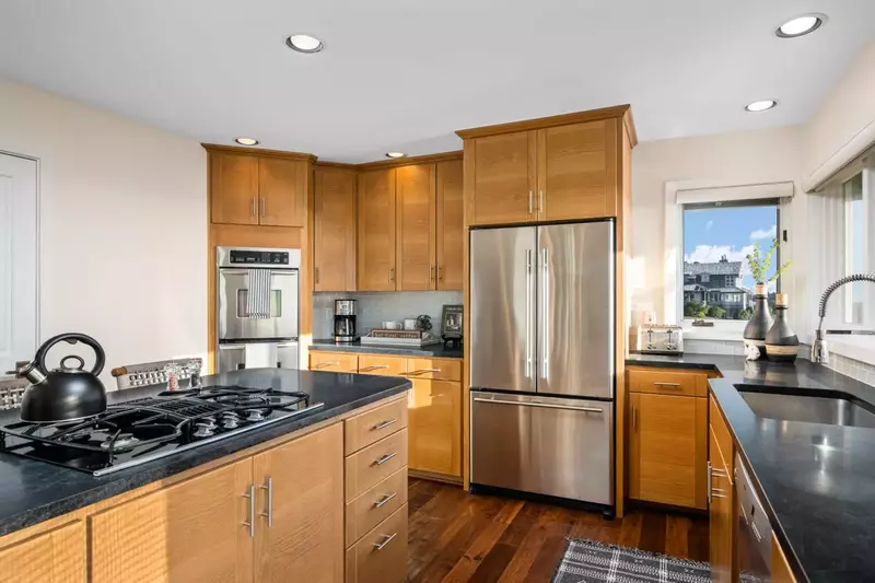 Cook delicious meals for breakfast, lunch, and dinner in this fully equipped kitchen. We suggest grabbing some seafood from a local market.