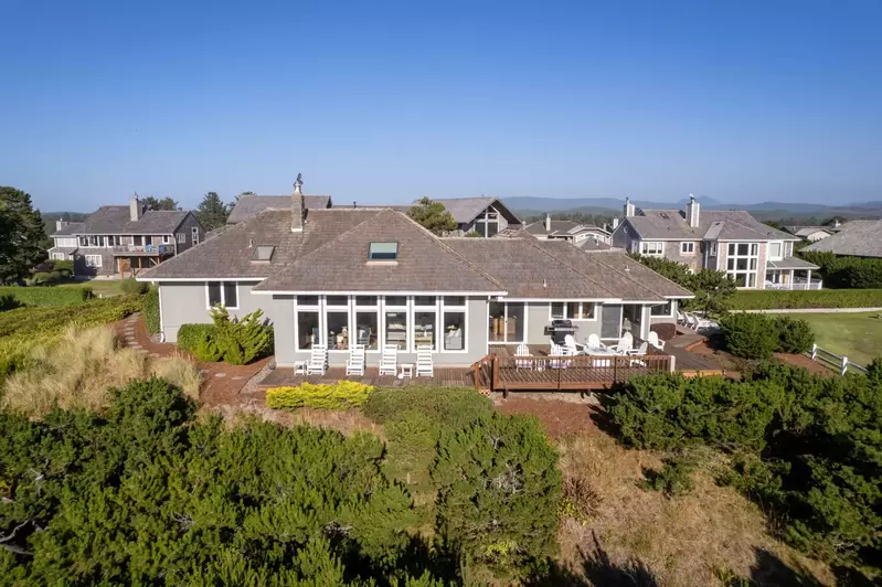 "We were able to use the well stocked kitchen to its fullest capacity during our 5 day stay. Would definitely return!" - Jamie