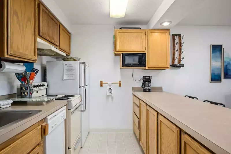 Cook delicious meals for breakfast, lunch, and dinner in this fully equipped kitchen. We suggest grabbing some seafood from a local market.