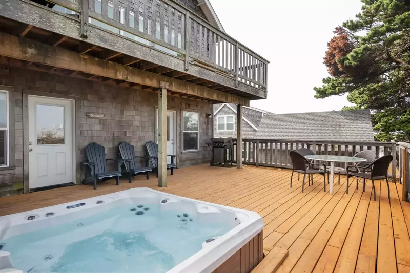 You will love soaking in the warm, soothing hot tub after a long day of walking on the beach and exploring the town.