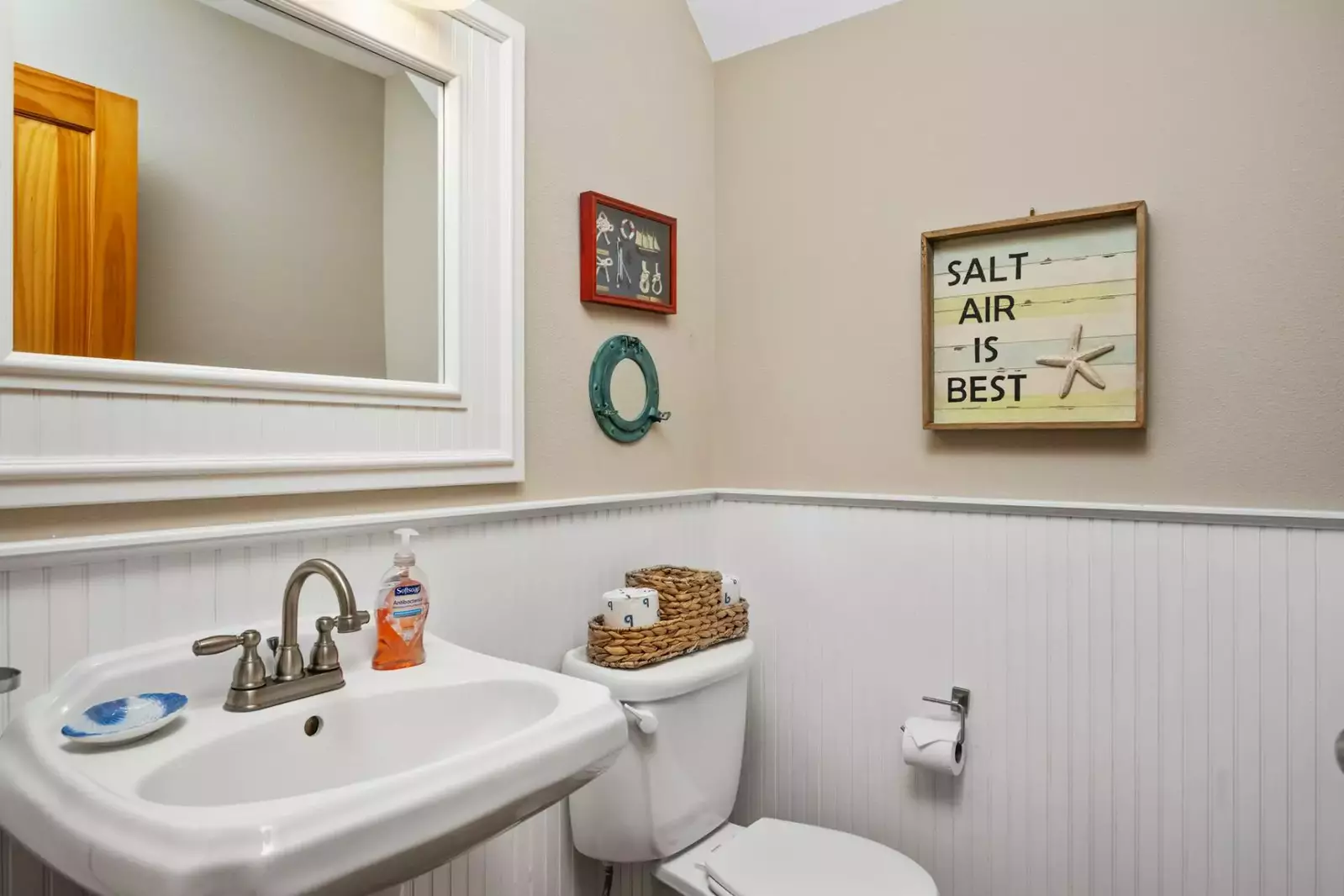 With 3.5 bathrooms everyone staying here has ample privacy.