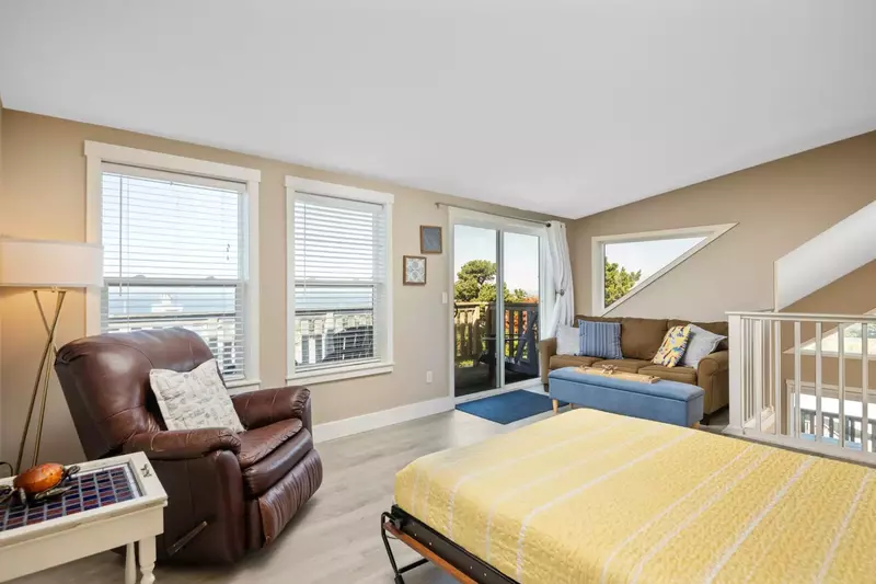Paradise Found is in Lincoln City, comfortably situated in a tranquil neighborhood blocks from Highway 101.