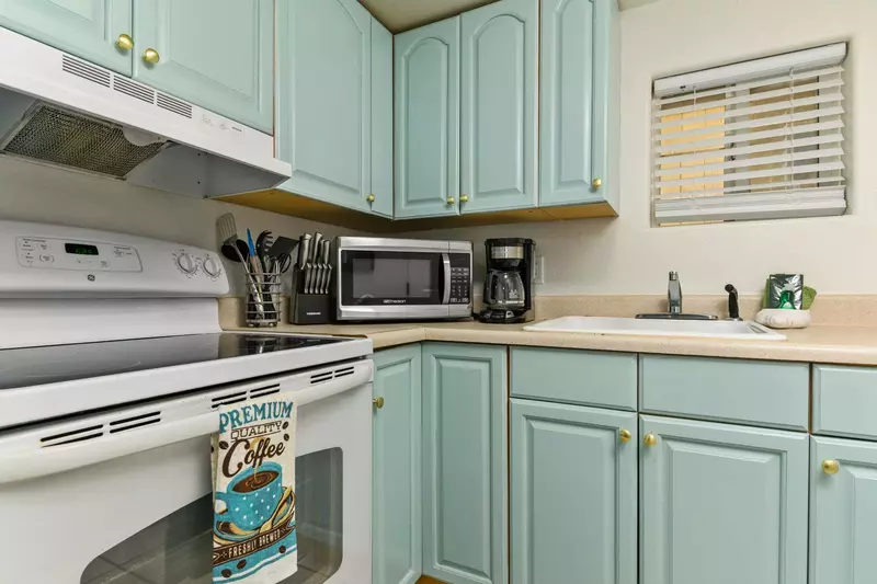 This motel unit features a full standard kitchen. Enjoy a home cooked meal while exploring the coast.