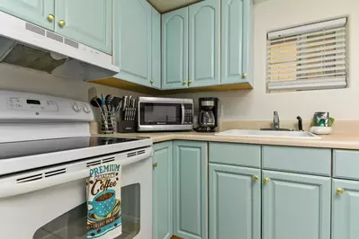 This motel unit features a full standard kitchen. Enjoy a home cooked meal while exploring the coast.