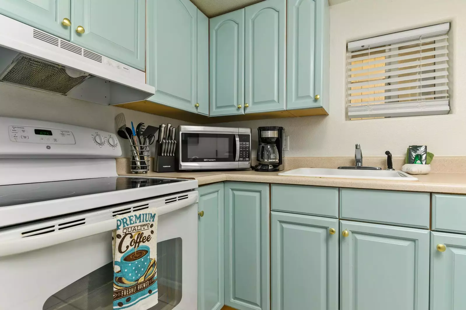 This motel unit features a full standard kitchen. Enjoy a home cooked meal while exploring the coast.