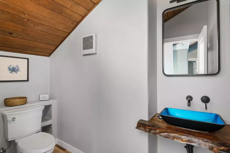 With 3.5 bathrooms everyone staying here has ample privacy.