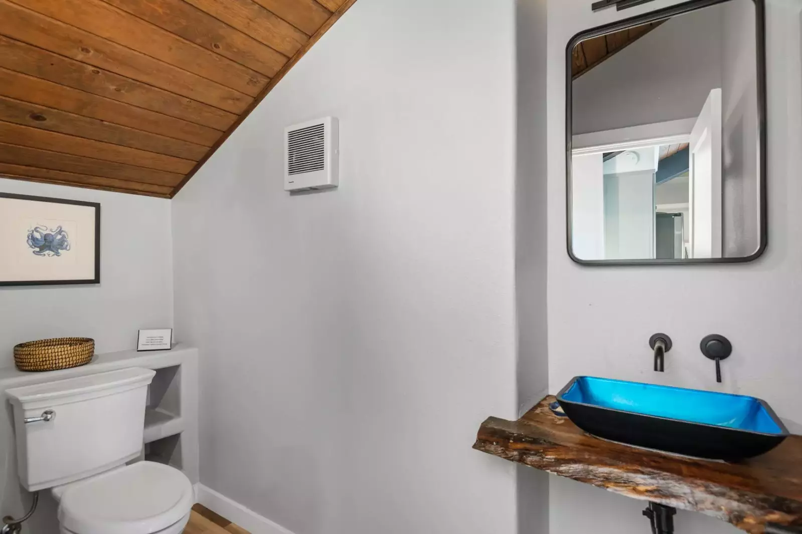 With 3.5 bathrooms everyone staying here has ample privacy.