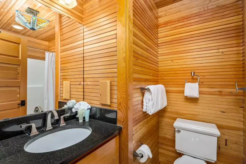 With 5 full bathrooms everyone staying here has ample privacy.
