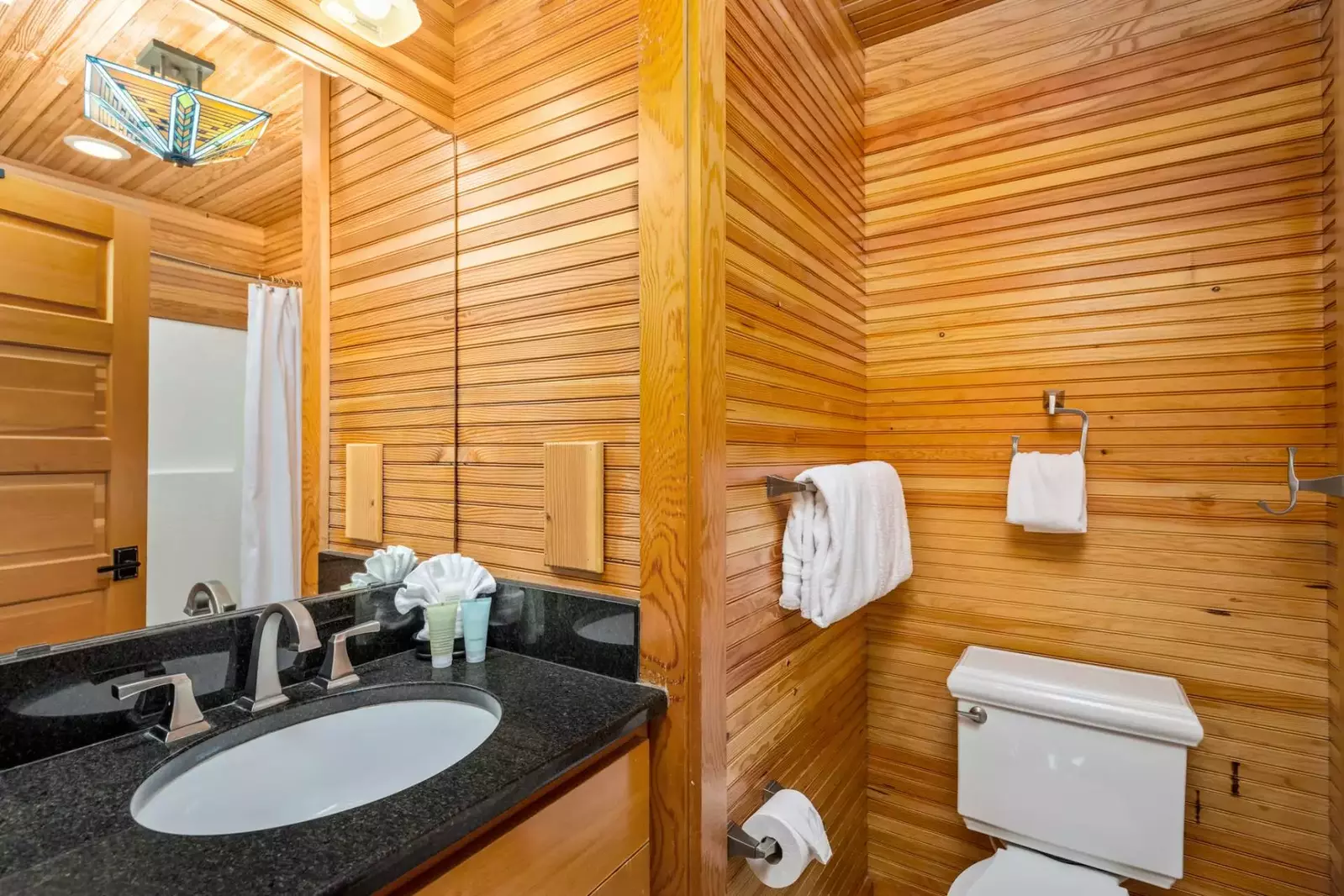 With 5 full bathrooms everyone staying here has ample privacy.